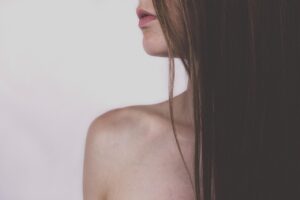 体臭が気になる女性におすすめのサプリでバスト下の匂いを解消する方法は？